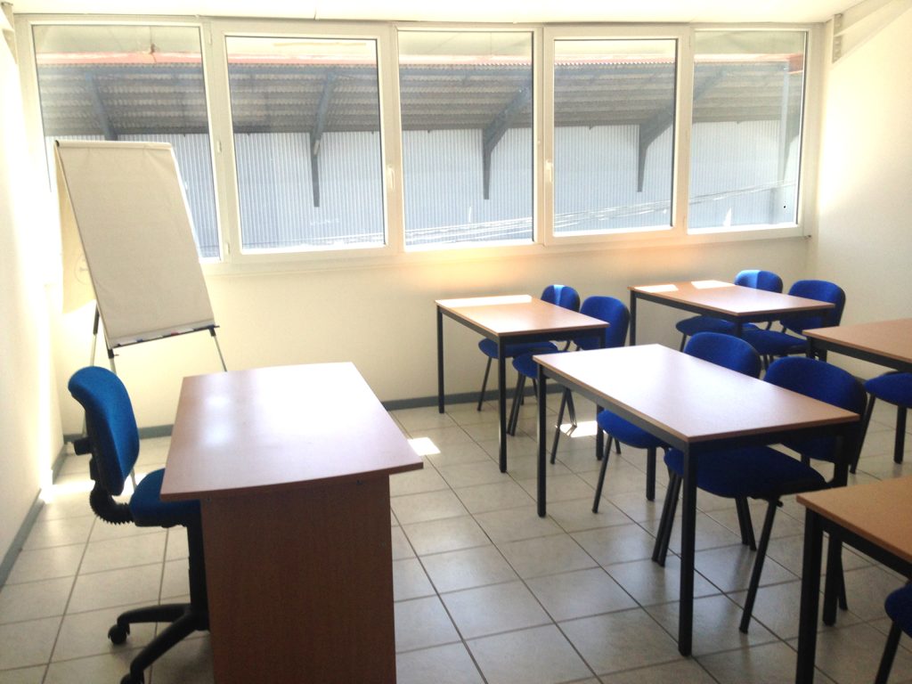 Salle polyvalente aménagée en espace de formation à l’Espace IRUAK