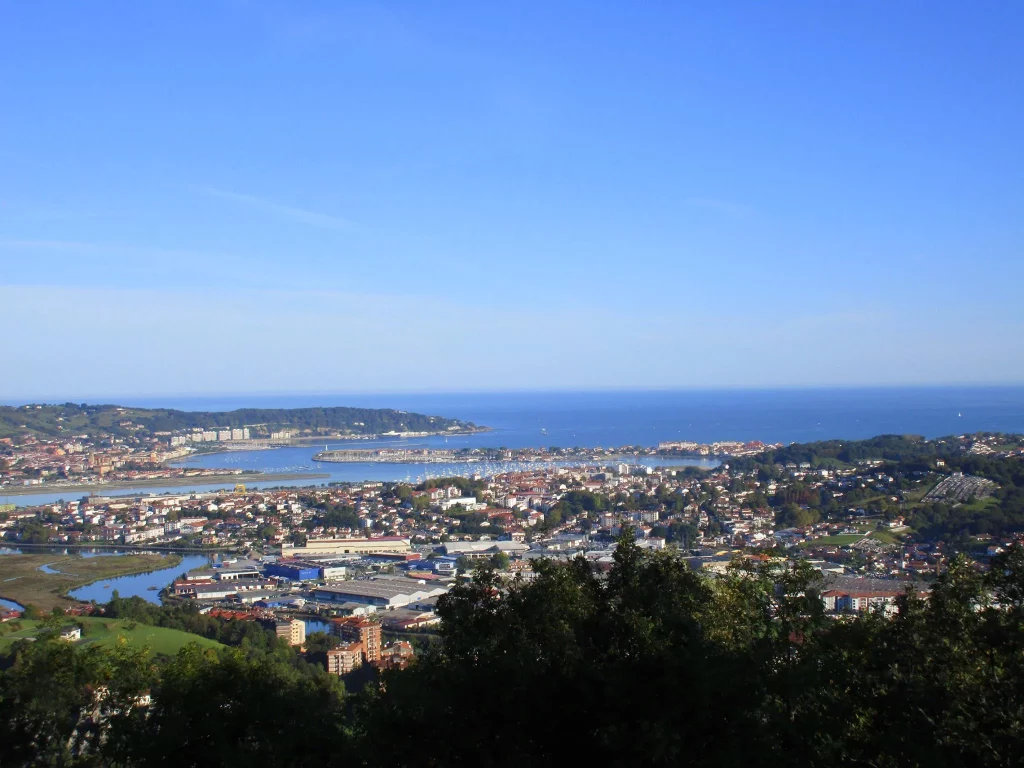 Vue a??rienne de Hendaye, de la Bidassoa et de la zone d???activit??s des Joncaux