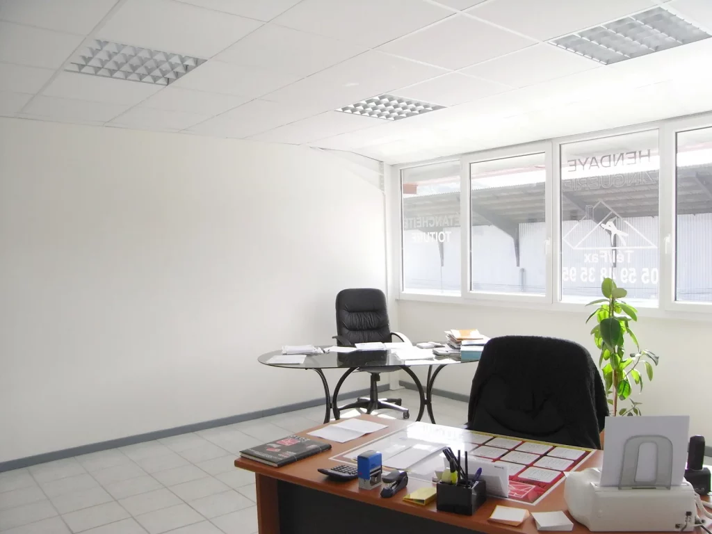 Bureau aménagé et lumineux de l’Espace IRUAK à Hendaye