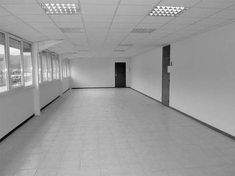 Plateau de bureau vide et lumineux de l’Espace IRUAK à Hendaye
