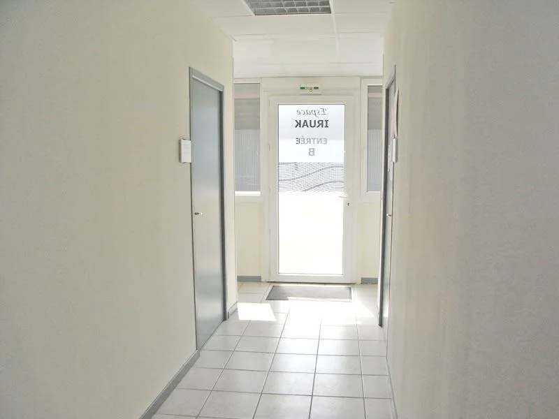 Circulation intérieure et accès aux bureaux de l’Espace IRUAK à Hendaye